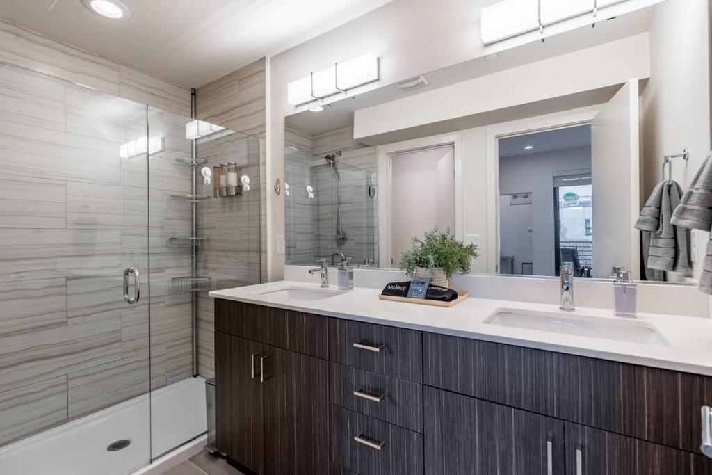 West Seattle'S Modern Townhome Экстерьер фото