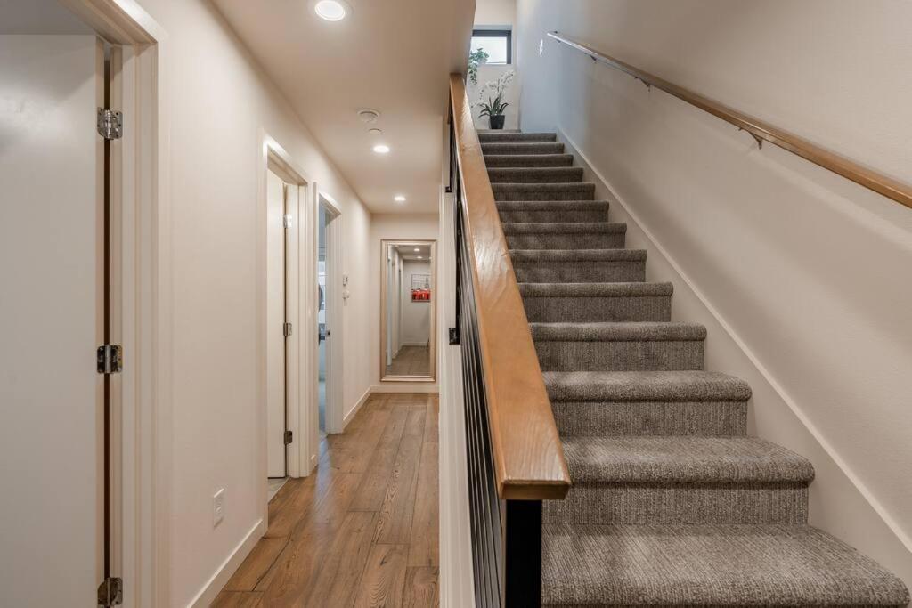 West Seattle'S Modern Townhome Экстерьер фото