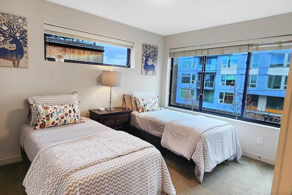 West Seattle'S Modern Townhome Экстерьер фото