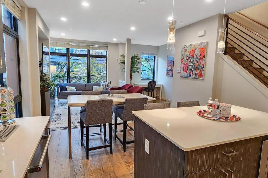 West Seattle'S Modern Townhome Экстерьер фото